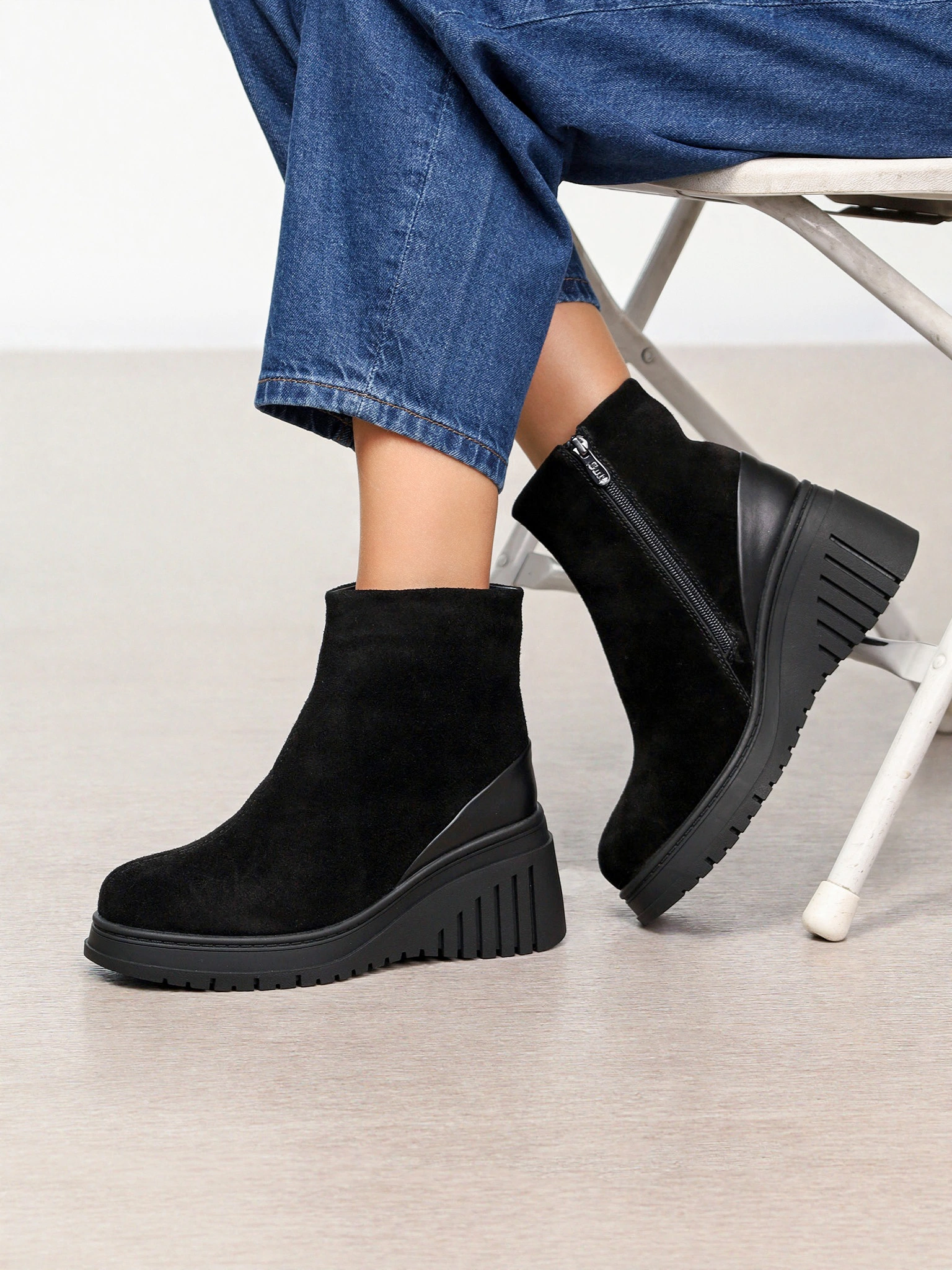 Ботинки черного цвета на высокой танкетке